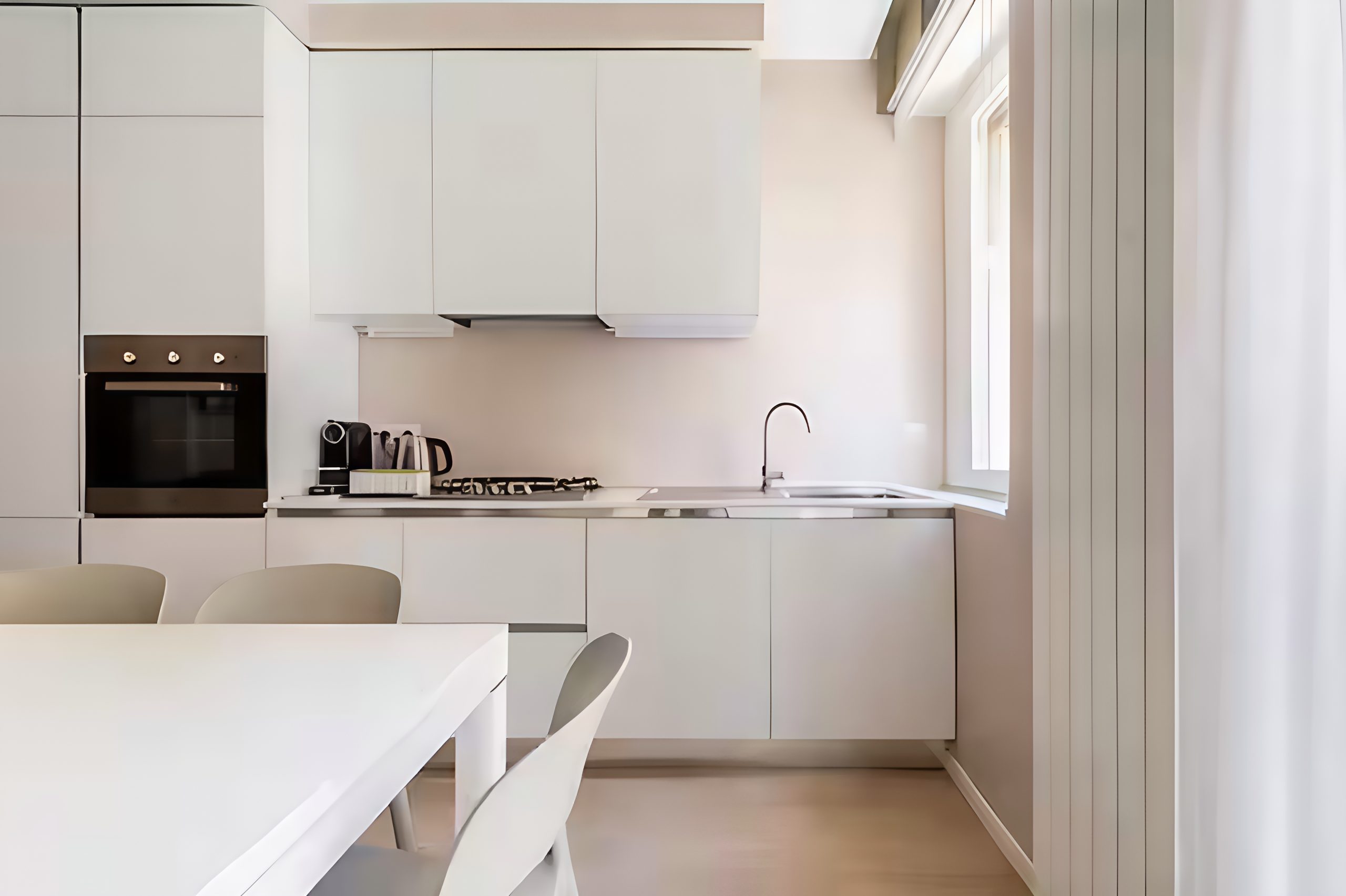 La cucina di Design della Silver House a Milano con colore grigio e tortora e bianco