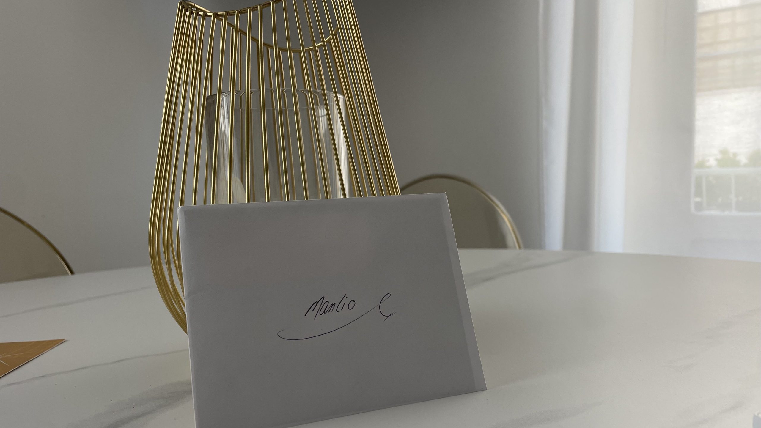 Lettera appoggiata sul tavolo