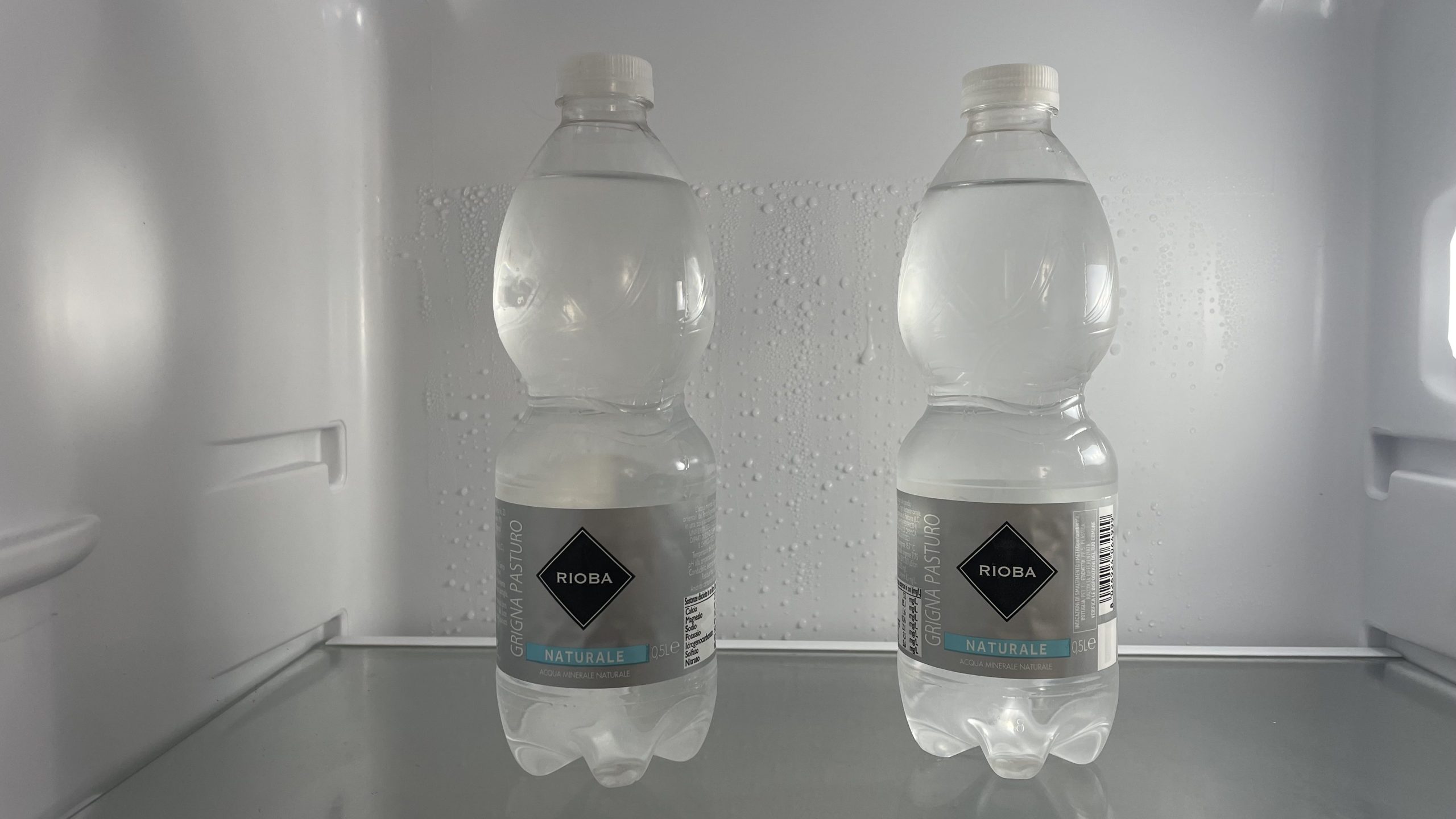 Bottiglie d'acqua nel frigorifero